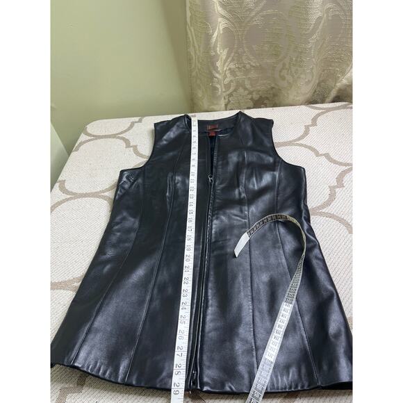Vintage Danier Italian Soft Leather zip up vest, size medium, made in Canada - Picture 6 of 13